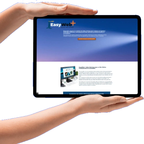 2 mains qui tiennent une tablette avec page EasyWeb+ ouverte